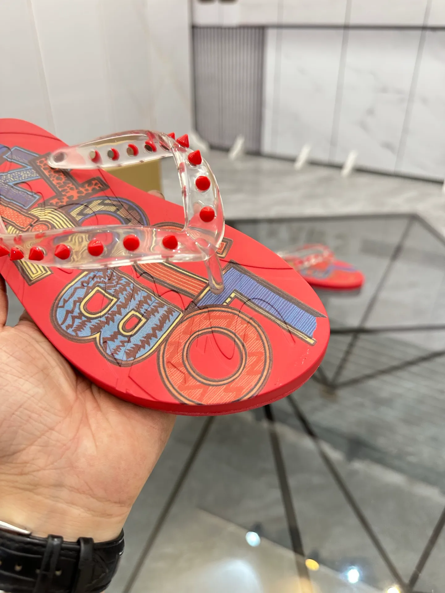 Men's shoes: 💰P280¥ Product trademark: CL red-soled shoes* "CL*" flip-flops Regular size: 36-44 (can be customized to 45.46) Couple style Product materials: Original material from upper counter, 5D color printing process, high-end rivets, original lining, original outsole. Number: 789
